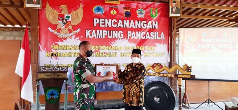 PENCANANGAN. Dandim 0705/Magelang, Letkol Arm Rohmadi menyerahkan bukti kepada perwakilan Dusun Karang, Desa Banyudono, Kecamatan Dukun, Sabtu(1/4) lalu.