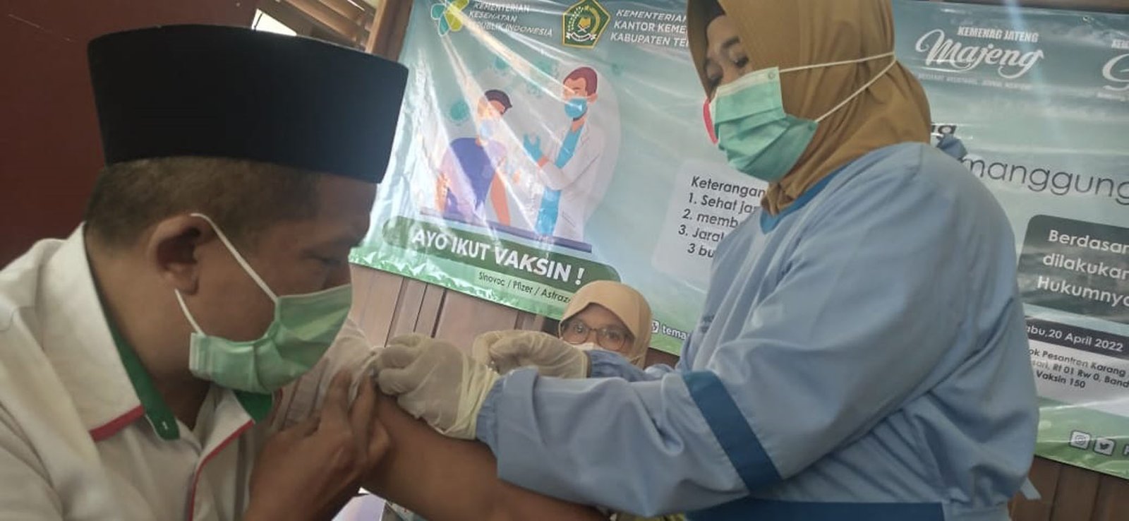 Petugas vaksinator dari Puskesmas Temanggung tengah memberikan dosis vaksin kepada masyarakat di Masjid Agung Darussallam Temanggung. (Foto: rizal ifan chanaris)