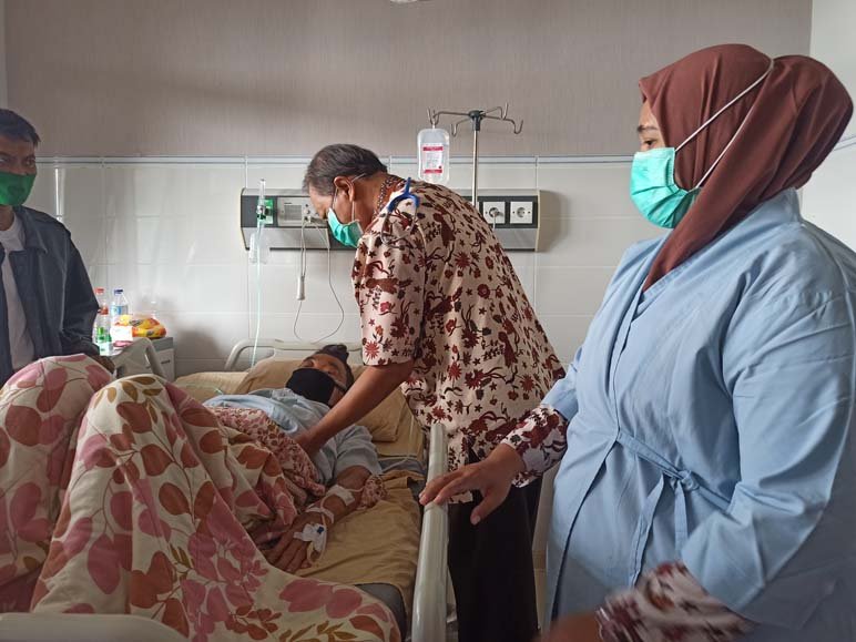 PERIKSA. Salah satu pasien sedang diperiksa kesehatannya oleh dokter di RSUD Temanggung, kemarin.(foto:setyo wuwuh/temanggung ekspres)