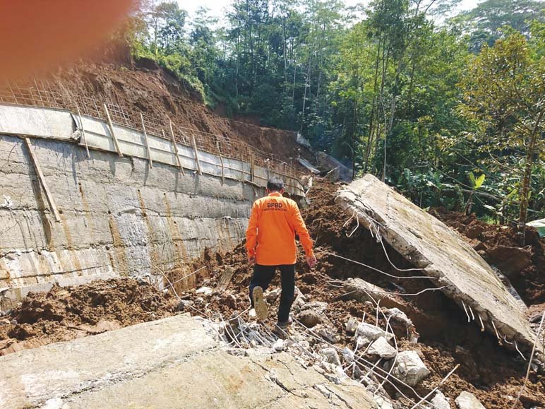 AMBROL. Senderan setinggi 12 meter dengan panjang 10 meter di Dusun Sikunci Desa Jolontoro Sapuran ambrol.