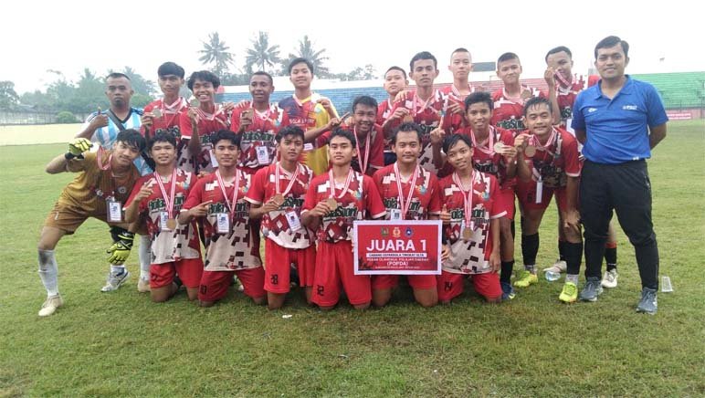 PRESTASI. Siswa SMK Ma’arif Kota Mungkid yang tergabung dalam Tim Sepakbola Kawedanan Tegalrejo berhasil meraih juara pertama dalam ajang Sepak Bola Pekan Olahraga Pelajar Daerah (POPDA) Kabupaten Magelang tahun 2022.