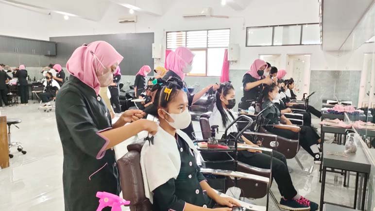 PELAYANAN. Para siswa kls XII Kecantikan SMK Negeri 3 Magelang sedang melakukan pelayanan salon program kewirausahaan (Foto dokumen smkn3 magelang)