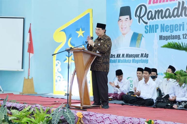 SAMBUTAN. Wakil Wali Kota Magelang M. Mansyur saat hadir dan membuka acara Gema Taman Santri Ramadan 1443 H, di Balai Pelajar SMPN 2 Magelang, Selasa (12/4).
