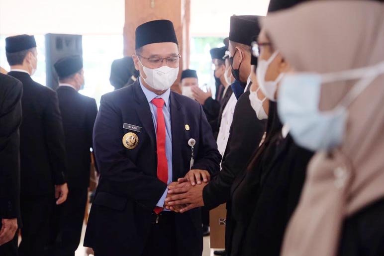 LANTIK. Walikota Magelang dr Muchamad Nur Aziz melantik 39 Pejabat Pengawas, Administrator, dan Fungsional di Pendopo Pengabdian, kemarin.(foto : wiwid arif/magelang ekspres)