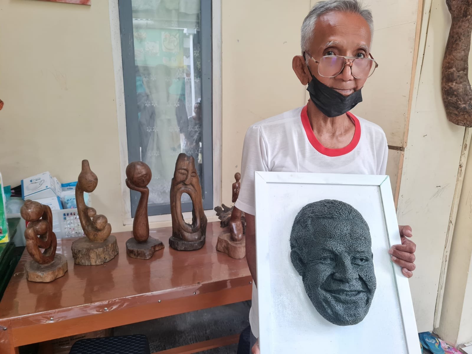 Wiyono, seniman berusia 77 tahun asal Kabupaten Temanggung membuat seni kriya wajah Gubernur Jawa Tengah Ganjar Pranowo