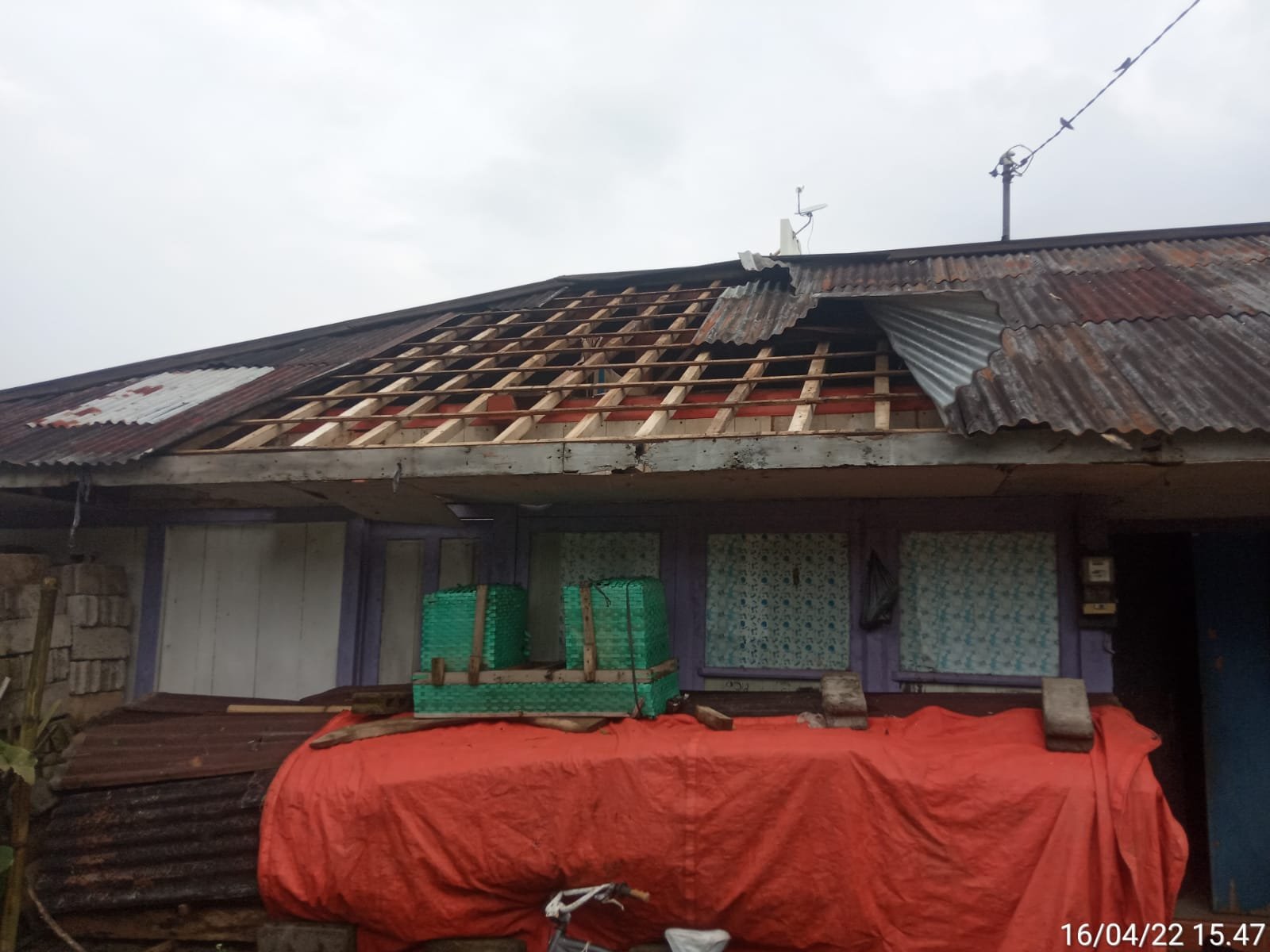 RUSAK. Sejumlah rumah di Kelurahan Wonoroto Kecamatan Watumalang terlihat rusak setelah diterjang angin puting beliung disertai hujan deras.