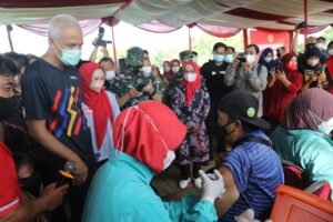 Caption Gubernur Jawa Tengah Ganjar Pranowo datang meninjau vaksinasi di Desa Jompo, Kecamatan Kalimanah, Purbalingga, Jumat (1/4/2022).