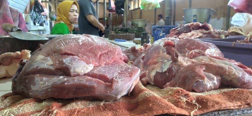 Para pedagang di los daging sapi Pasar Kliwon Rejo Amertani Temanggung tengah melayani pembeli yang datang. (Foto: rizal ifan chanaris.)