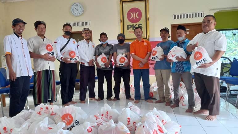 BINGKISAN. Sejumlah warga Magelang Utara menerima bingkisan lebaran dari DPC PKS Magelang Utara, Minggu(24/4) di Kantor DPD PKS Kota Magelang.