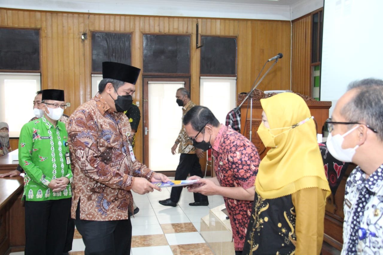 Bupati Magelang Zaenal Arifin saat menyerahkan SK Pensiun kepada PNS yang memasuki masa purna tugas TMT 1 Juni-1 Agustus 2022