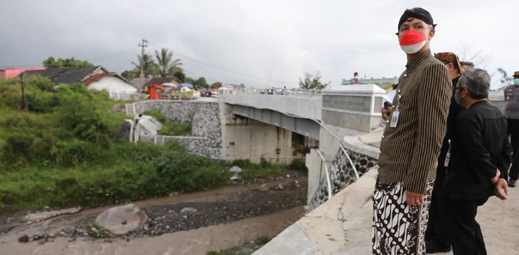 Cek Jembatan di Magelang, Ganjar: Kualitas Bagus, Tapi Jadi Sasaran Vandalisme