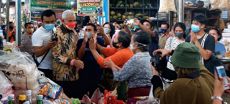 Dampingi Presiden Jokowi, Ganjar disambut antusias Pedagang Pasar Mojosongo