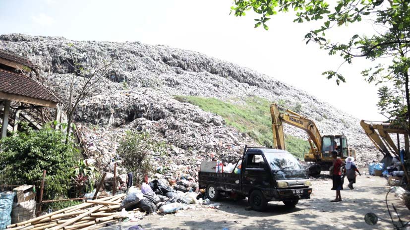 SAMPAH. Petugas sedang mengelola sampah di Tempat Pembuangan Sampah Akhir (TPA) Kabupaten Magelang.