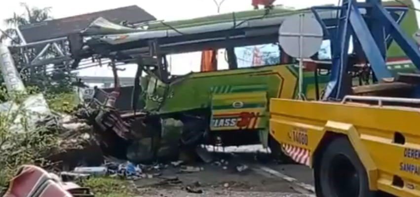 Kecelakaan di Tol Surabaya-Mojokerto, 14 Orang Meninggal