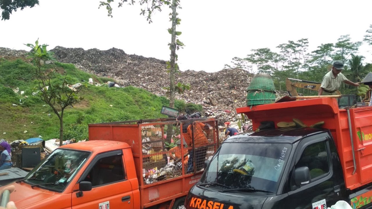 Kondisi TPSA Banyuurip yang sudah overload terus dipaksa untuk menampung puluhan ton sampah dari Kota Magelang