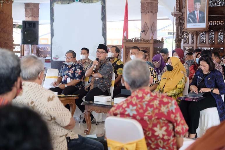 BERSAMA. Walikota Magelang dr Muchamad Nur Aziz meminta LKM turut andil dalam pengentasan kemiskinan dan penurunan jumlah kawasan kumuh di wilayahnya.(foto : wiwid arif/magelang ekspres)