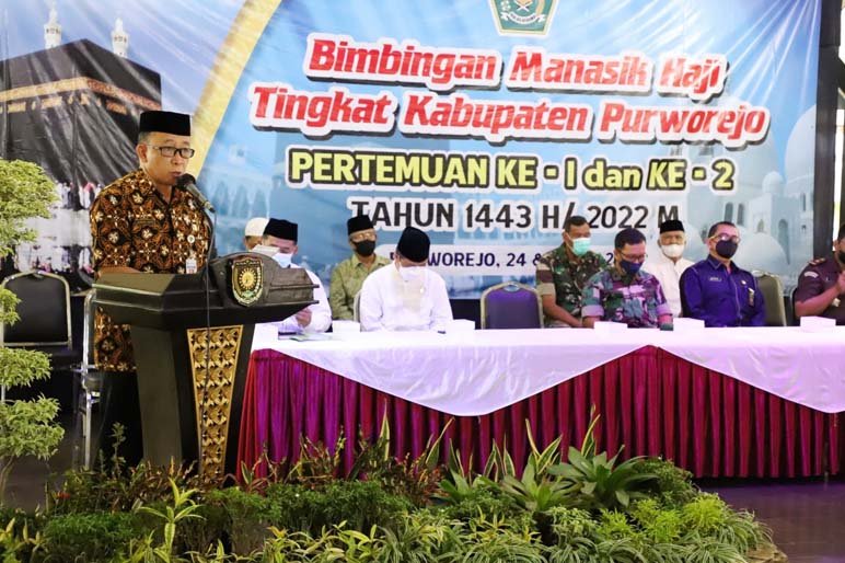 MANASIK. Asisten Pemerintahan dan Kesra Drs Bambang Susilo saat membuka kegiatan manasik haji di Purworejo. (foto: lukman hakim / purworejo ekspres)