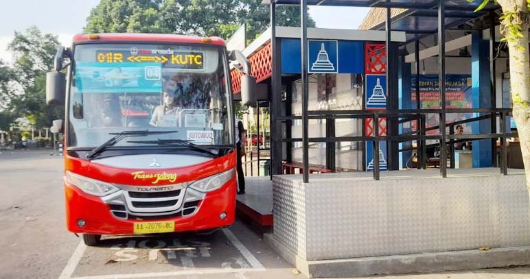 TRANS JATENG. Pelayanan Bus Trans Jateng di Halte Terminal Borobudur Kabupaten Magelang.