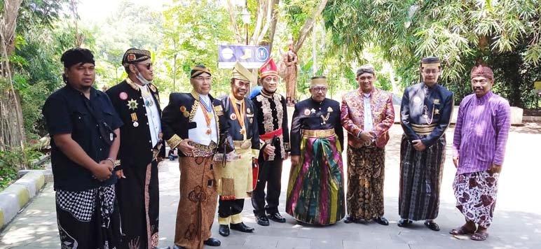 KUNJUNGAN. Momentum rangkaian peringatan Waisak, Mata Air Sendang Kamulyan dikunjungi Paguyuban Raja-raja Nusantara.