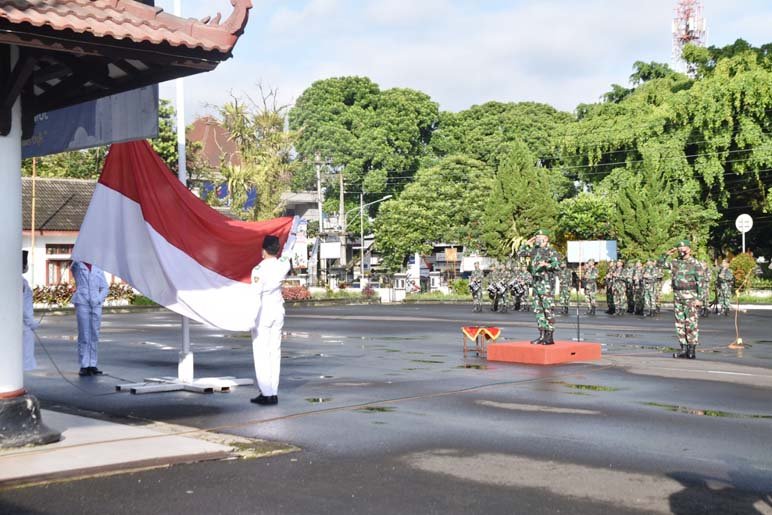 MEMPERINGATI. Peringatan Hari Kebangkitan Nasional ke 114 tahun 2022 diperingati dengan upacara bendera bertempat di halaman Adipura Kencana dengan inspektur upacara Dandim 0707/Wonosobo Letkol Inf Rahmat.