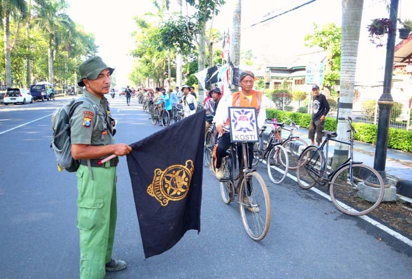GOWES. Pelepasan gowes Komunitas Sepeda Tua Indonesia (KOSTI) Magelang dalam kegiatan Silahturahmi Daerah (Silatda).