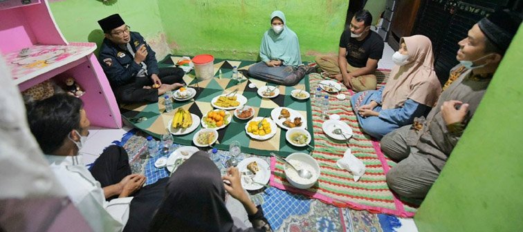 Sahur Bersama Keluarga Bi Mar, Ridwan Kamil: Silaturahmi Bawa Kebahagiaan