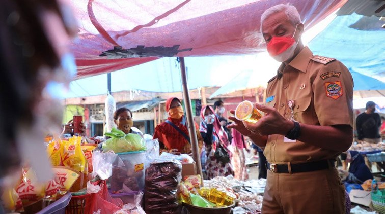 Sidak ke Pasar Karangayu, Ganjar Dapati Stok Minyak Goreng Melimpah