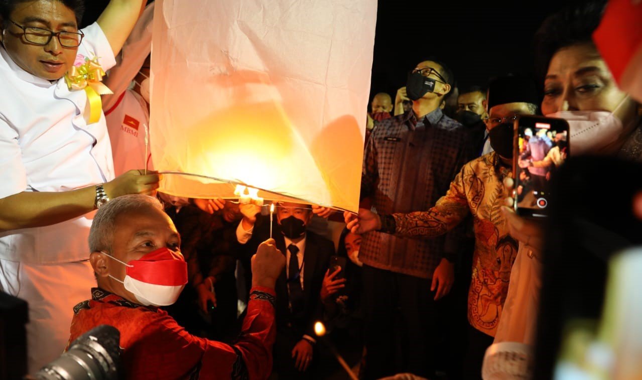 Terbangkan Lampion Malam Dharmasanti, Ganjar: Suasananya Menggembirakan