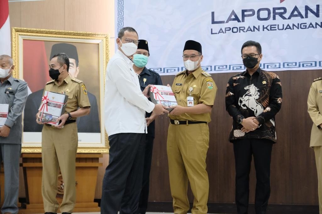 WTP. Walikota Magelang, dr Muchamad Nur Aziz menerima penghargaan Opini WTP atas LKPD tahun 2021 di Semarang, Senin lalu.(foto : IST/magelang ekspres)
