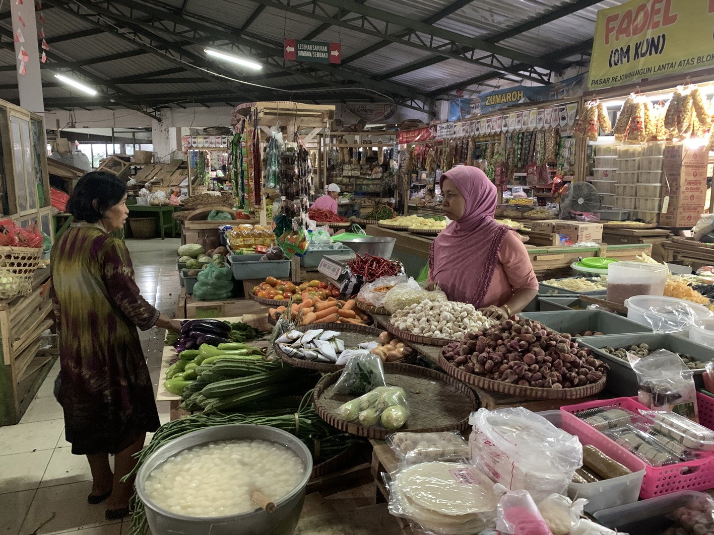 TURUN. Sempat naik, harga kebutuhan pokok di Pasar Rejowinangun Kota Magelang berangsur normal, pascalibur Lebaran, kemarin (foto : wiwid arif/magelang ekspres)