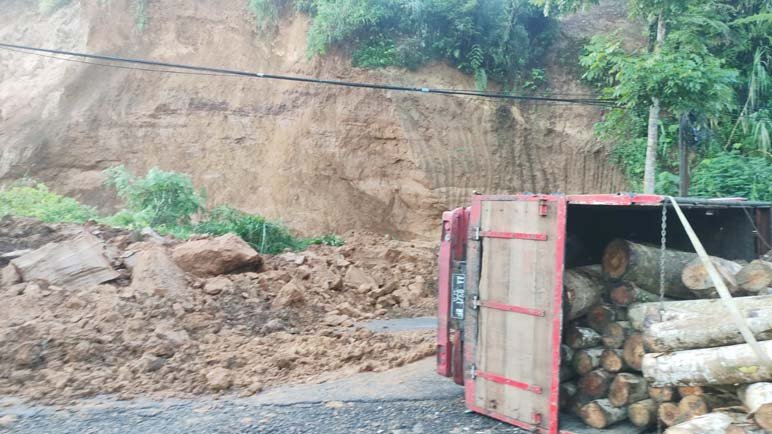 TRUK. Longsor di jalan raya Kalikajar -Purworejo menimpa satu unit truk hingga terguling dan menutup akses Wonosobo-Purworejo.