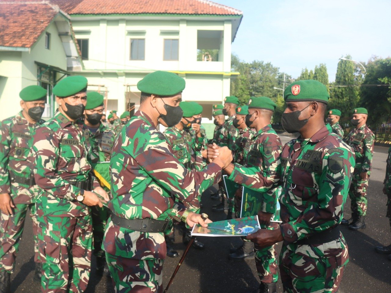 Dandim 0708 saat melakukan salam komando dengan prajurit asal Papua yang hendak kembali ke daerah asalnya