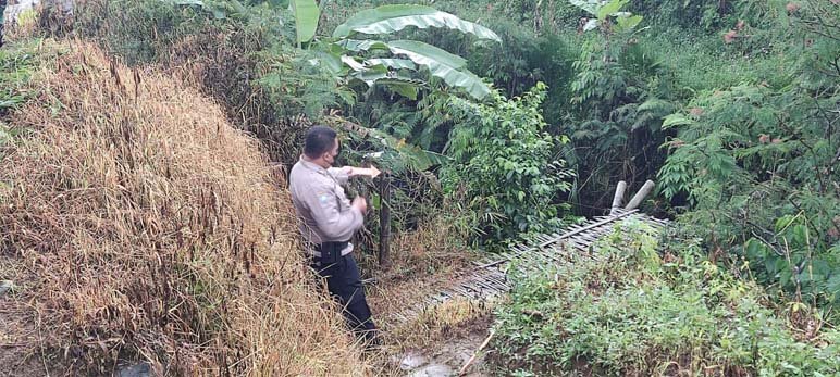 TKP. Polres wonosobo melakukan olah TKP di lokasi jembatan bambu yang ambro  dan mengakibatkan 1 orang meninggal dan 5 lainnya luka luka