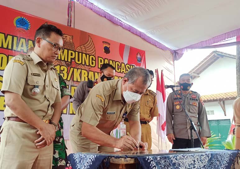 TANDA TANGAN. Sekda Kabupaten Temanggung Agung Prabowo menandatangani peresmian Kampung Pancasila di Dusun Ngepoh Desa Badran, Senin (6/6).(foto:setyo wuwuh/temanggung ekspres)