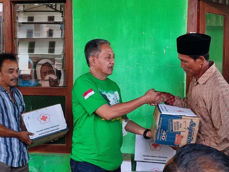 TAKZIAH. Ketua DPR D Eko Prasetyo HW sat takziah dan memberikan bantuan kepada korban jembatan ambrol di Dusun Gentan Kelurahan Kalikajar.