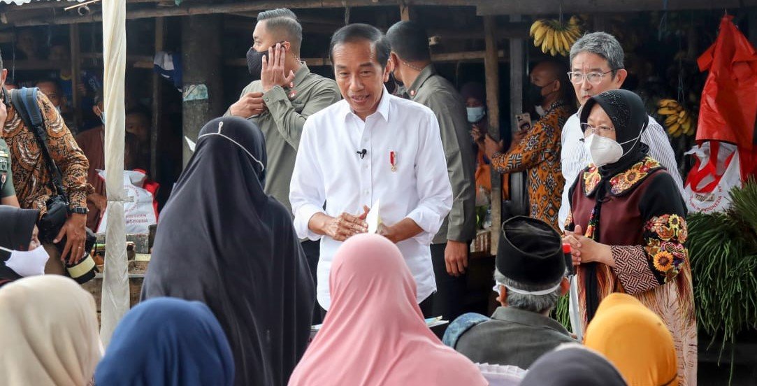 Mensos Risma Dampingi Presiden Jokowi Serahkan Bantuan Sosial Masyarakat Serang