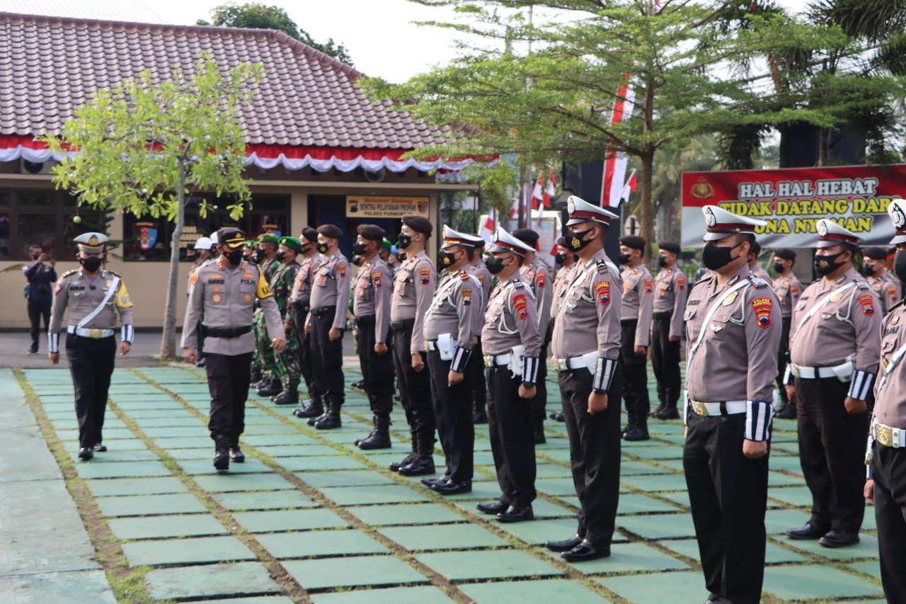 APEL. Sejumlah personel perwakilan mengikuti Apel Gelar Pasukan Operasi Patuh Candi 2022 di Halaman Polres Purworejo, kemarin. (Foto: eko)