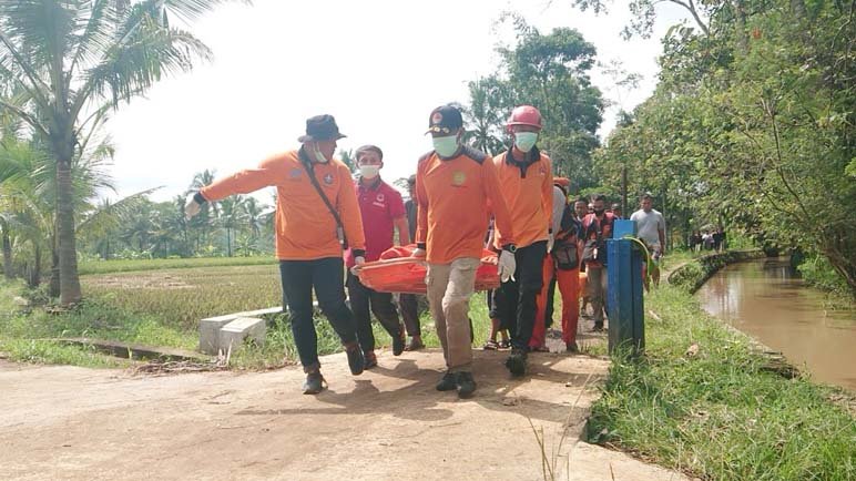 EVAKUASI. Tim SAR BPBD Temanggung mengevakuasi jenazah di aliran Irigasi Dusun Ngabean Desa Nguwet Kecamatan Kranggan. (Foto: doks BPBD TEMANGGUNG )