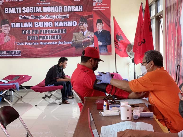 DONOR. Kader dan simpatisan DPC PDIP Kota Magelang menggelar aksi donor darah, Minggu (12/6).(foto : wiwid arif/magelang ekspres)
