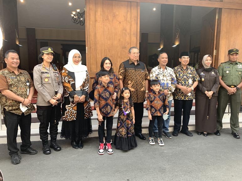 Presiden ke-6 RI, Susilo Bambang Yudhoyono mengunjungi Kota Magelang disambut jajaran Forkompimda di Pendopo Pengabdian kompleks Rumah Jabatan Walikota Magelang