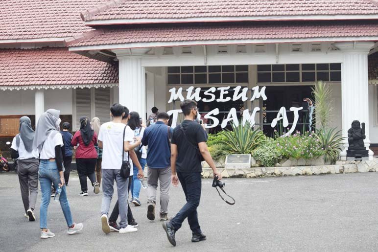 KUNJUNGI MUSEUM. Museum Tosan Aji menjadi salah satu alternatif wisata lokal edukatif yang dapat dikunjungi siswa. (Foto: eko sutopo)