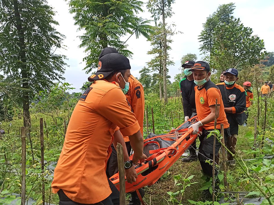Tim SAR BPBD Temanggung mengevakuasi mayat yang ditemukan di dasar sungai Tritis Desa Wonotirto Kecamatan Bulu