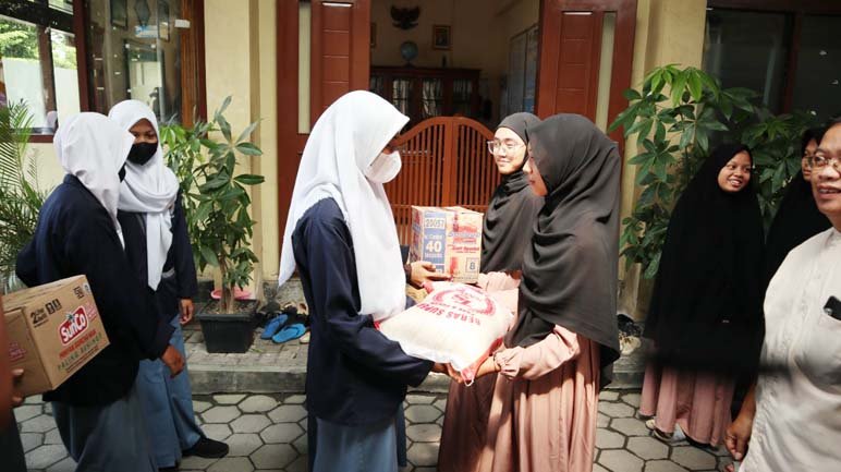 SEMBAKO. Siswa SMK Muhammadiyah Mungkid Magelang, serahkan sembako ke pengurus Panti Asuhan Aisyiyah Muhammadiyah Pabelan Mungkid. Dalam baksos kelulusan siswa.