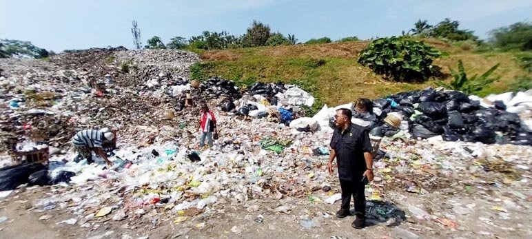 TINJAUAN. Anggota Komisi C DPRD Kota Magelang meninjau tumpukan sampah di TPSA Banyuurip, Kecamatan Tegalrejo, Kabupaten Magelang. (foto : wiwid arif/magelang ekspres)