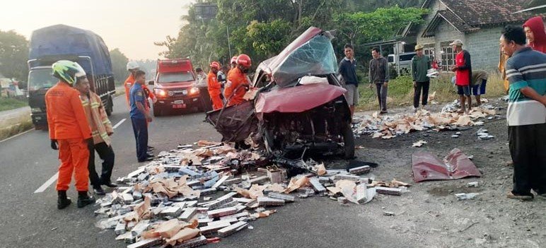 Dua Orang Tewas, Mobil Angkut Rokok Tabrak Pembatas Jalan