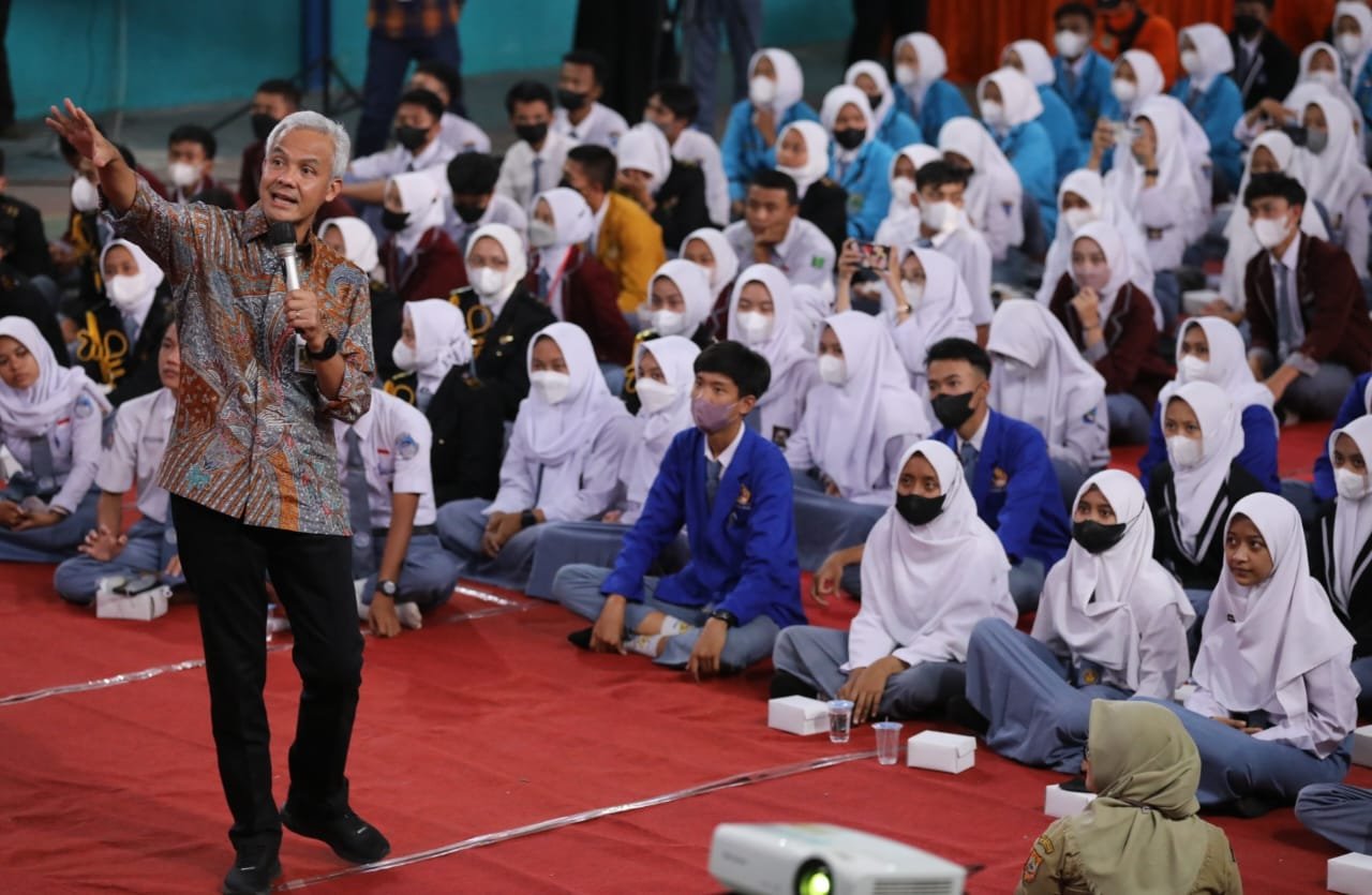 Gubernur Jawa Tengah Ganjar Pranowo mengumpulkan pelajar Kabupaten Banjarnegara dan daerah lainnya untuk menjadi agen tanggap bencana di lingkungan tempat tinggalnya