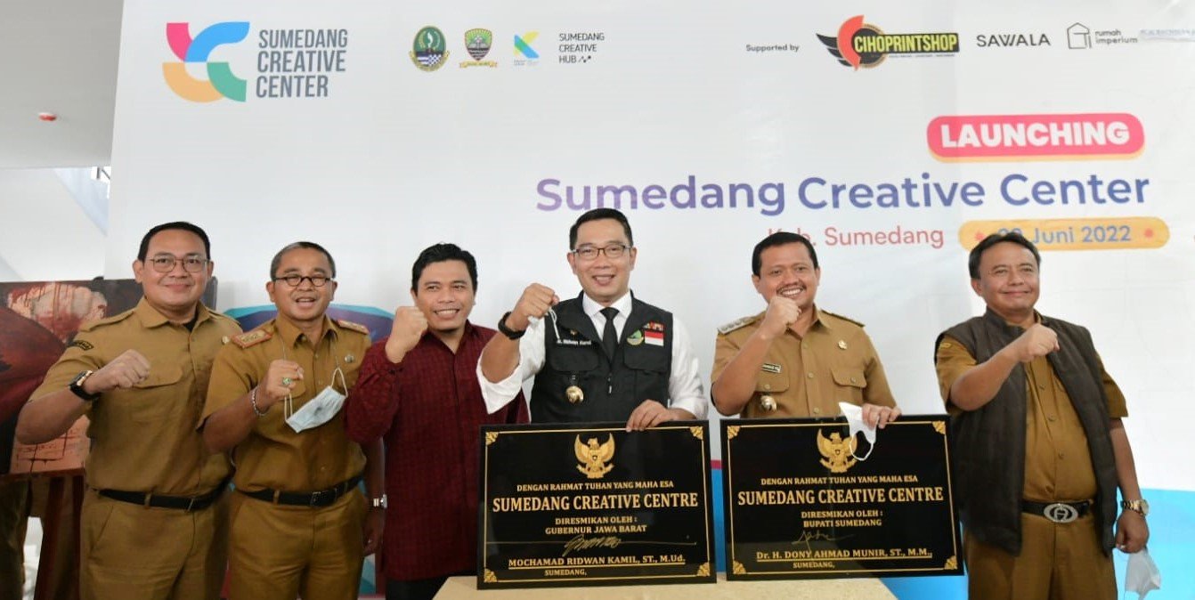 Gubernur Ridwan Kamil Resmikan Sumedang Creative Center, Beli Lukisan Diri dan Keluarga saat di Sungai Aare