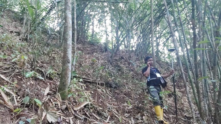 PENGUKURAN. Proses pengukuran tanah tahap kedua di Desa Wadas Kecamatan Bener oleh petugas Kantor Pertanahan Purworejo, kemarin. (Istimewa) Foto: eko