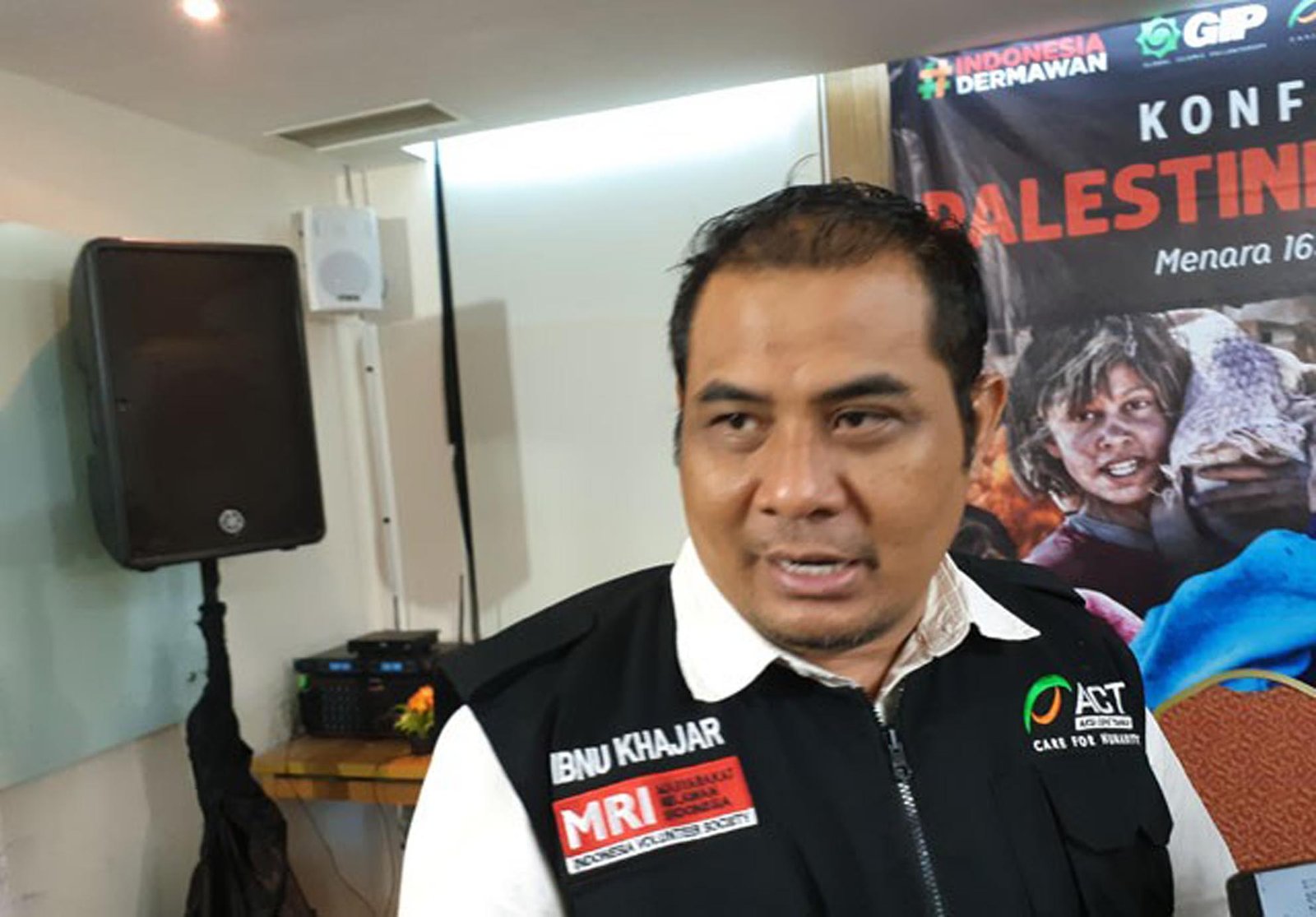 Presiden ACT, Ibnu Khajar dalam jumpa pers di kantornya, Jakarta Selatan, Rabu (6/7)