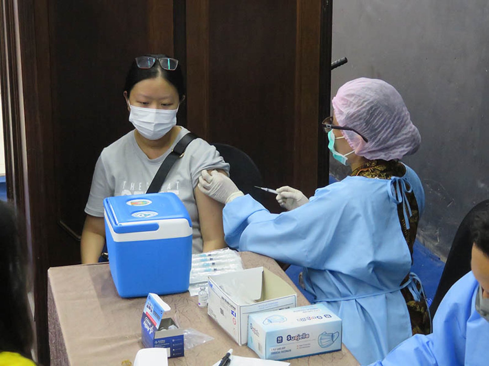 SUNTIK. Program vaksinasi massal yang beberapa waktu lalu diadakan di Artos Mall. (Foto ist)